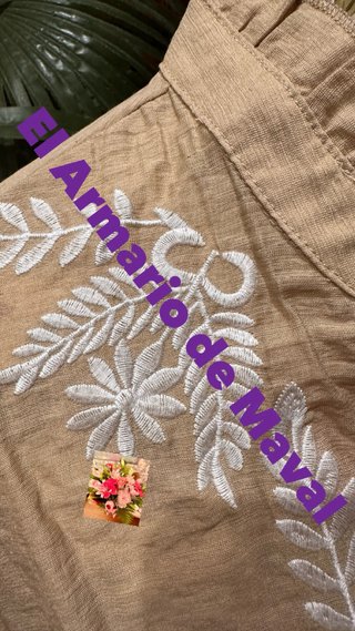 Blusa beige bordada con blanco