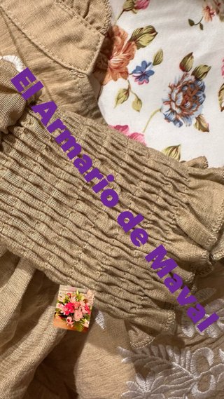 Blusa beige bordada con blanco