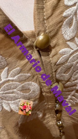 Blusa beige bordada con blanco