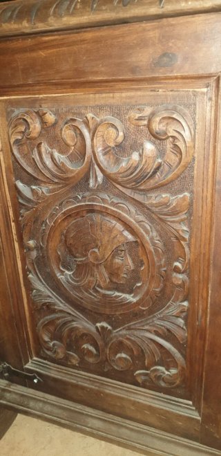 Armario de madera tallada antiguo