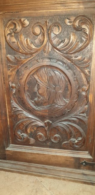 Armario de madera tallada antiguo