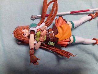 Muñeca de anime con falda naranja