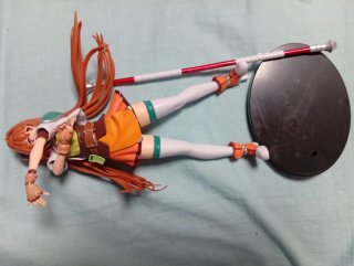 Muñeca de anime con falda naranja