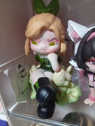 Muñeca de anime con falda naranja