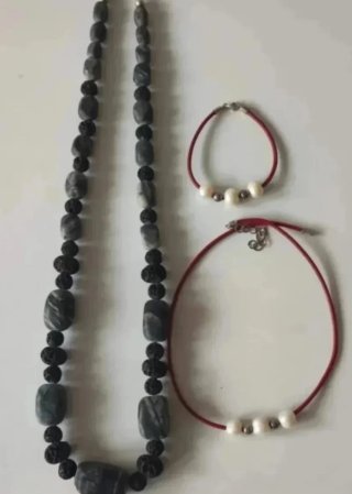 Collares y pulsera de piedras naturales y perlas