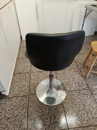 Silla de bar negra con base plateada