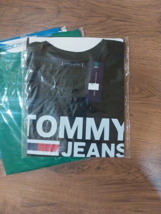 Lote 4 Camisetas Boss, Levi's, Tommy Jeans Talla M