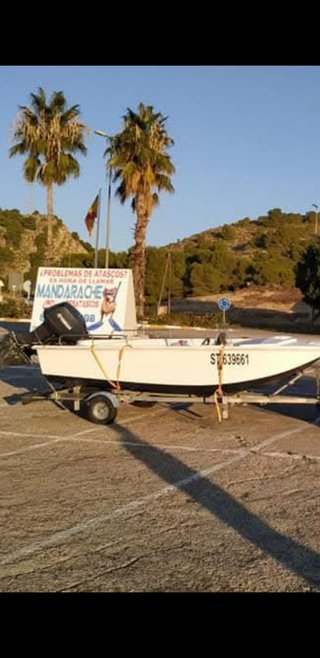 Barco con motor fueraborda