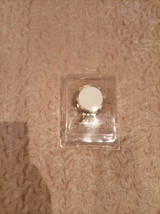 Miniatura de tambor con baquetas
