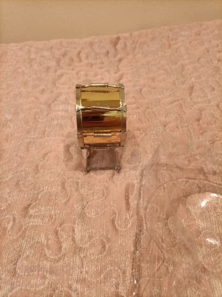 Miniatura de tambor con baquetas