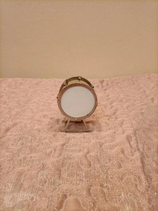Miniatura de tambor con baquetas