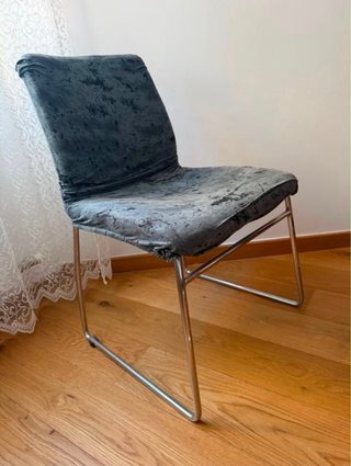 Sillas de comedor grises y plateadas
