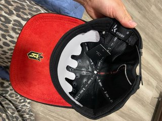Gorra Keteav Negra con Detalles Rojos