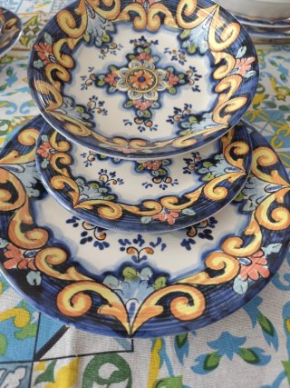 Set servizio di piatti in ceramica decorati