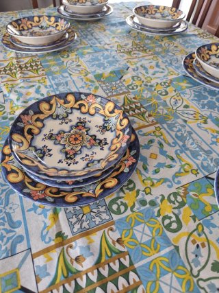 Set servizio di piatti in ceramica decorati
