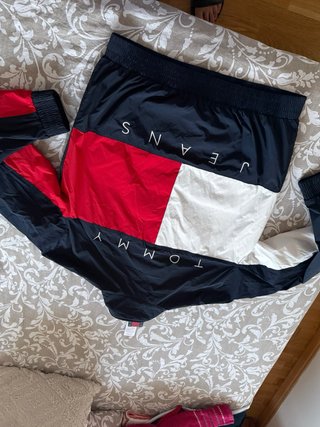 Chaqueta Tommy Jeans Azul y Roja