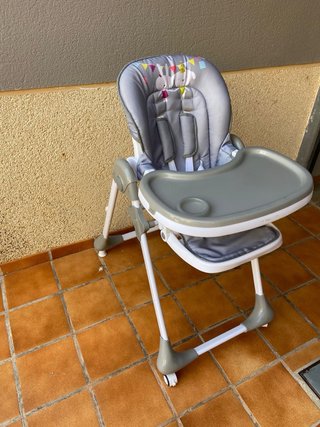 Trona de bebé gris con estampado de conejos
