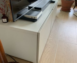 Mueble TV beige y blanco