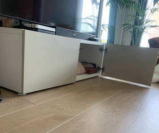 Mueble TV beige y blanco