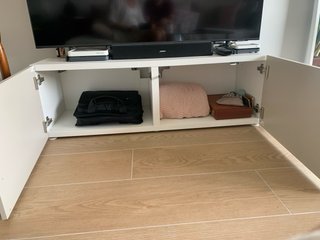 Mueble TV beige y blanco