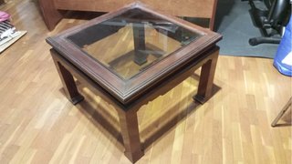 Mesa auxiliar de caoba con tapa de cristal