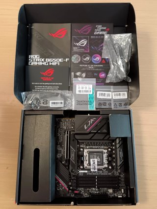 ASUS ROG STRIX B650 E F GAMING WIFI Placa Base