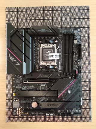 ASUS ROG STRIX B650 E F GAMING WIFI Placa Base