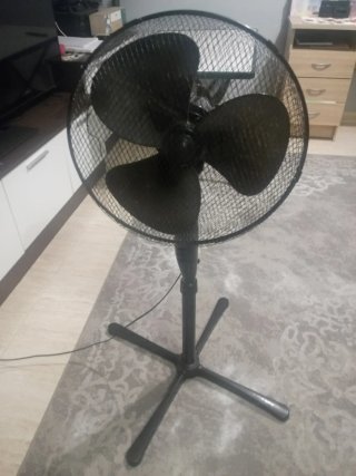 Ventilador de pie negro