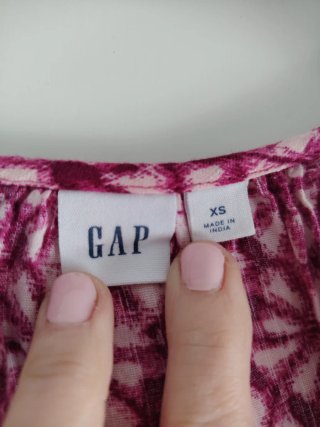 Vestido estampado GAP rosa y blanco