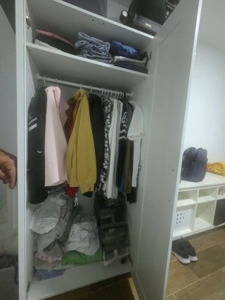 Armario blanco con puertas de cristal