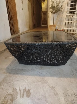 Mesa de cristal con marco de plastico de malla