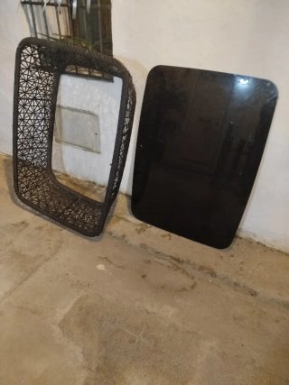 Mesa de cristal con marco de plastico de malla