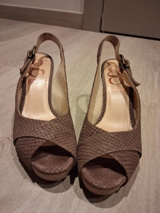 Sandalias tacón piel marrón