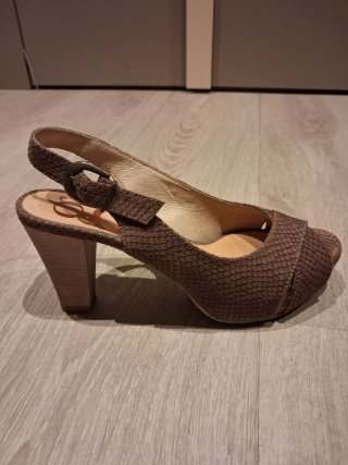 Sandalias tacón piel marrón
