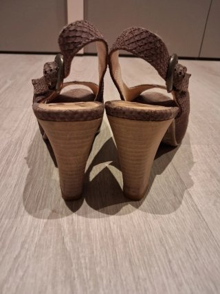 Sandalias tacón piel marrón