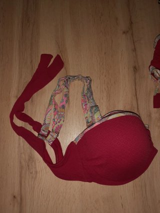 Bikini burdeos con estampado floral