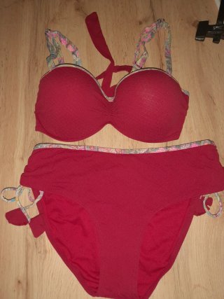 Bikini burdeos con estampado floral
