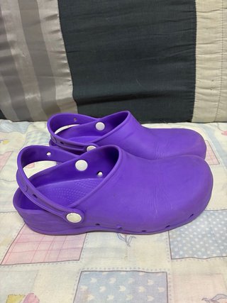 Zuecos Morados