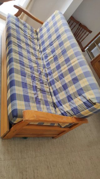 Sofá cama de madera y tela