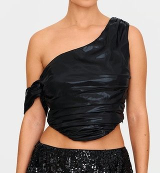 Top negro con plumas