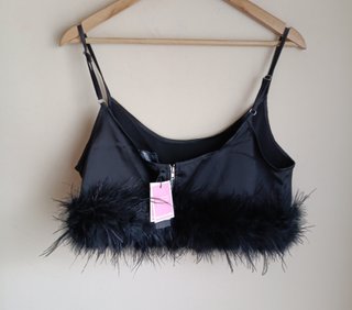 Top negro con plumas