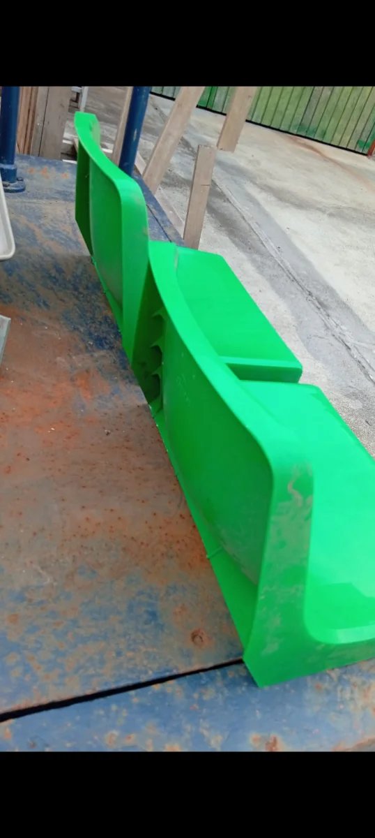 Asientos de grada verdes nuevos