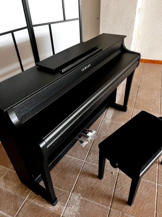 Piano Yamaha y Banqueta