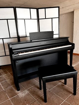 Piano Yamaha y Banqueta