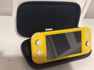 Nintendo Switch Lite Amarillo +funda+ protector