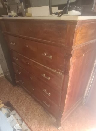 Cómoda antigua de madera