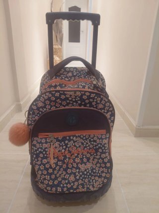 Mochila Pepe Jeans con ruedas y pompón