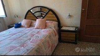 Comodino con specchio e letto