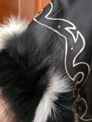 Capa de piel auténtica con detalles de pelo.