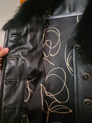 Capa de piel auténtica con detalles de pelo.
